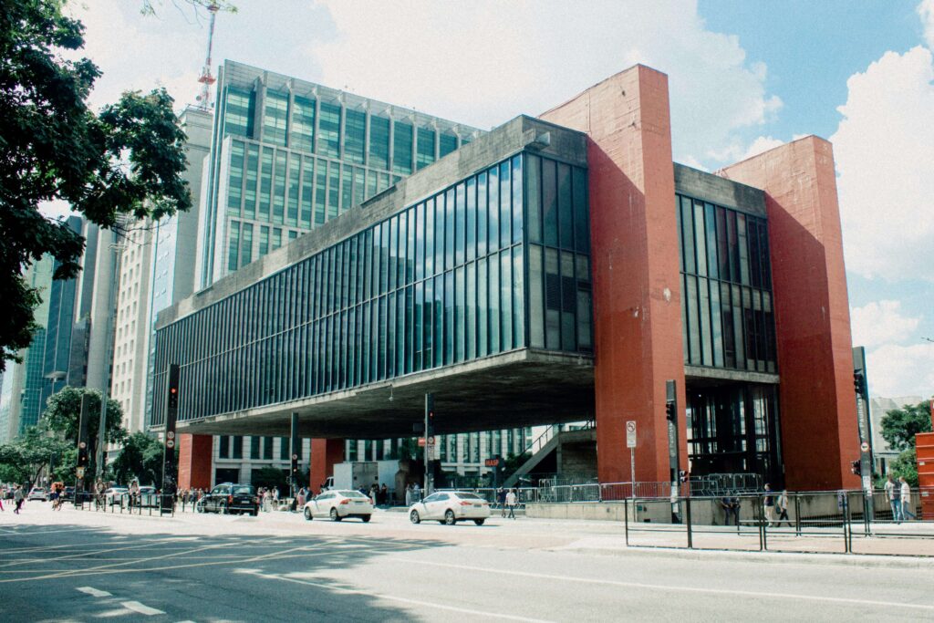 圖片展示了聖保羅藝術博物館(MASP)的建築外觀,現代主義風格的建築與周圍的城市街道形成鮮明對比。