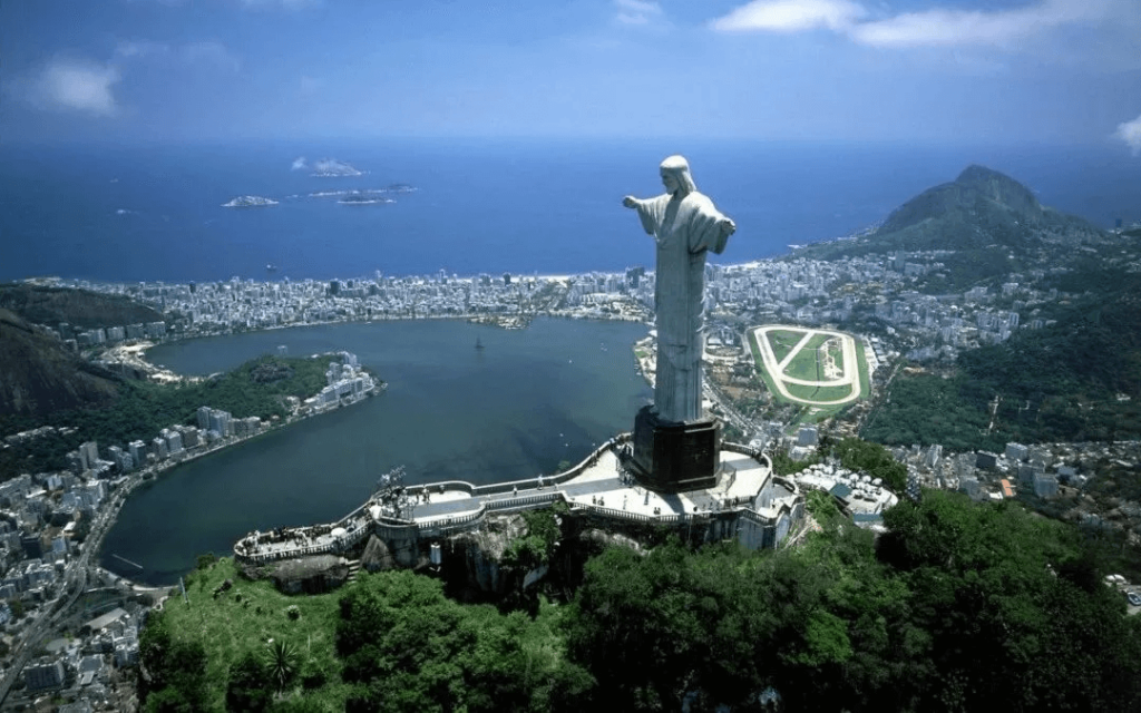 俯瞰耶穌山上的基督雕像,里約熱內盧的全景和大西洋盡收眼底。