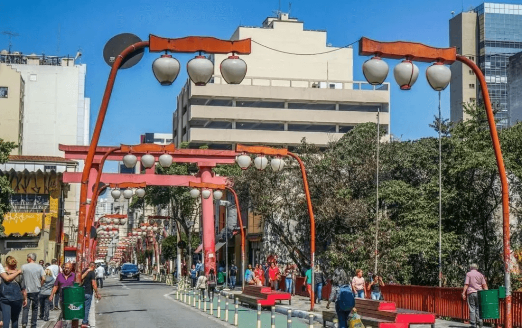 聖保羅東方街，街道兩旁懸掛著紅色燈籠，充滿濃郁的東方氛圍。