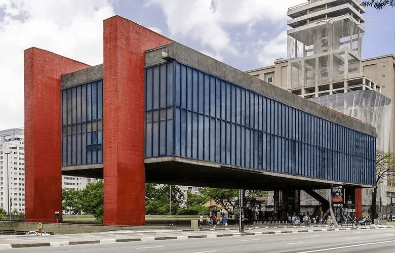 聖保羅藝術博物館，是巴西著名的現代藝術博物館，展示了外形獨特的紅色和藍色建築結構。