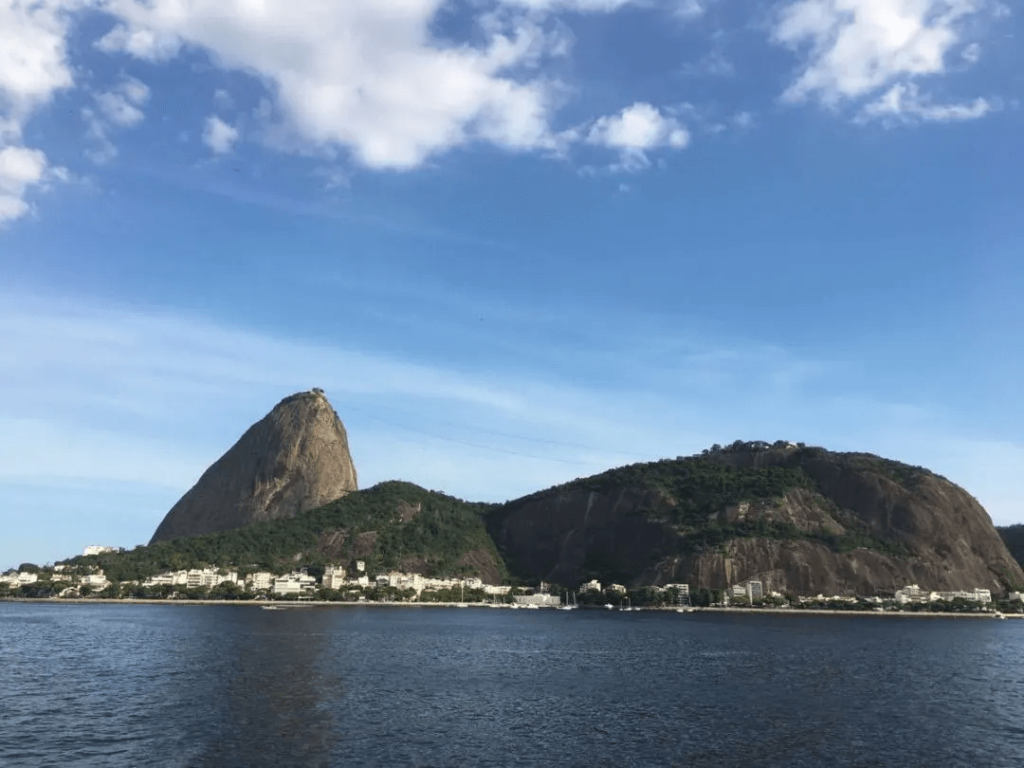 麵包山的壯觀景象，高聳的山峰和寧靜的