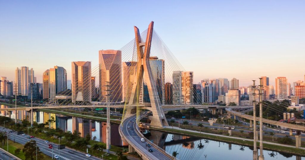 該圖片展示了巴西聖保羅的標誌性景點——著名的斜拉橋,周圍的摩天大樓構成了壯觀的天際線。黃昏時分的柔和光線讓城市的現代感與活力展露無遺,是巴西城市魅力的縮影。
